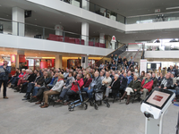 907534 Afbeelding van journalist Ton van den Berg (links) die het publiek vragen stelt over een geprojecteerde ...